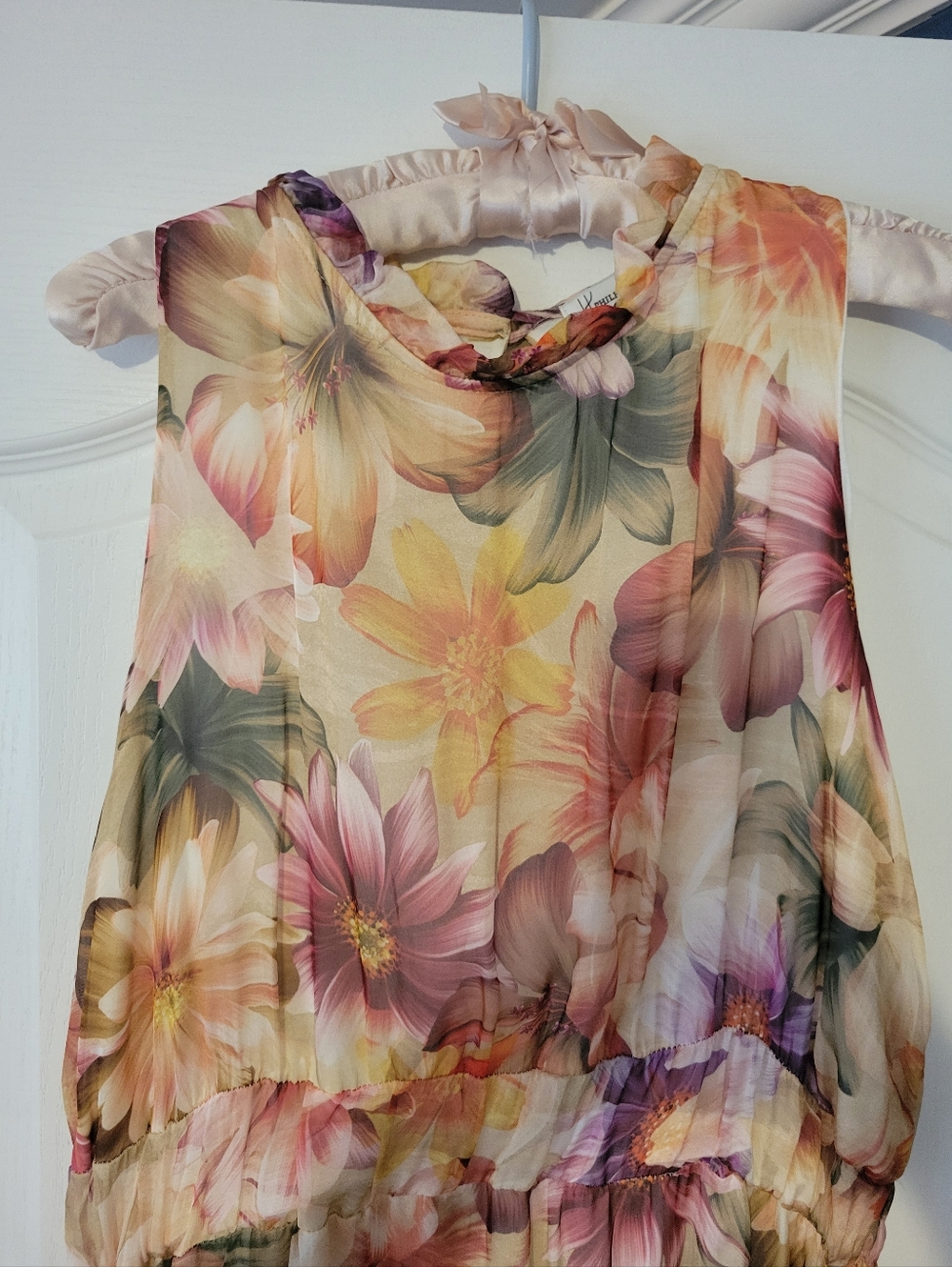 Stunning Floral Halter Midi Dress with Ruffle Hem
Sz. L - Picture 5 of 13